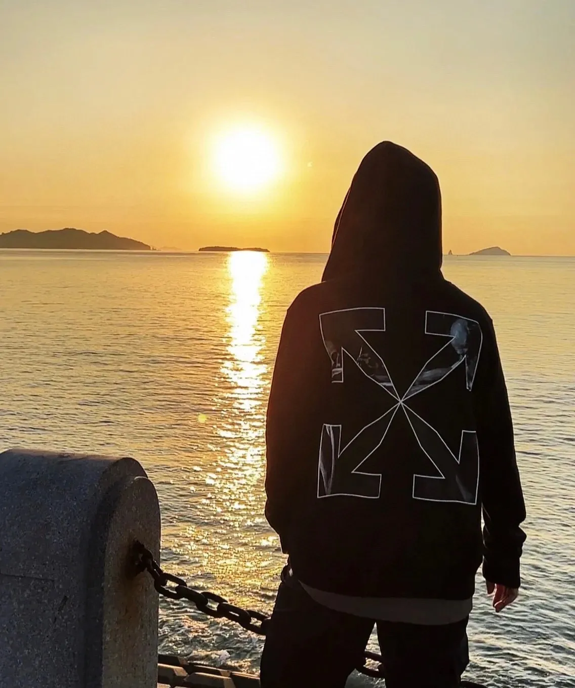 ♻️💯Upper body reference model picture❤️【New】Top tested version OFF-WHITE OW Caravaggio's classic religious male and female couple star's same style pure cotton hooded sweatshirt. This short-sleeved one is made of 460g double-ply double yarn terry fabric. The front and back printing is with thermoset ink and digital direct injection technology, which is clear and delicate and perfectly restored. This black and white religion is not at the same level of difficulty as the 21 color religions. You should know that color graffiti can use multiple colors to present a three-dimensional sense of the picture, but the black and white version cannot. Because there are only black and white, only the transition between black and white can bring out the three-dimensionality of the picture, just like a sketch. In terms of color scanning, multiple manual adjustments are required, and the direct inkjet head also needs to be debugged. If these delicate tasks are not done, it is impossible to restore the essence of ZP. Only when the color transition is smooth can you make a good print. Coupled with the original fabric + a new custom-woven collar label, it can be called the top version. Size: XS-L Color; Black P:390